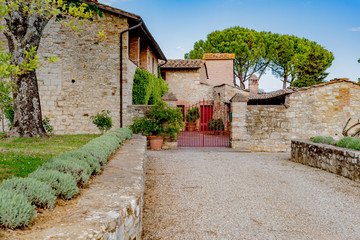 Fototapeta na wymiar Villas and stone houses in the Tuscan Chianti region