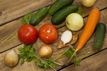 урожай свежих овощей на деревянной поверхности 