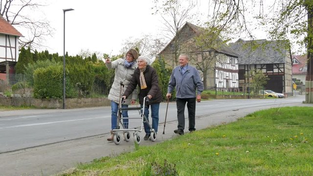 Betreuerin beim Laufen mit Senioren