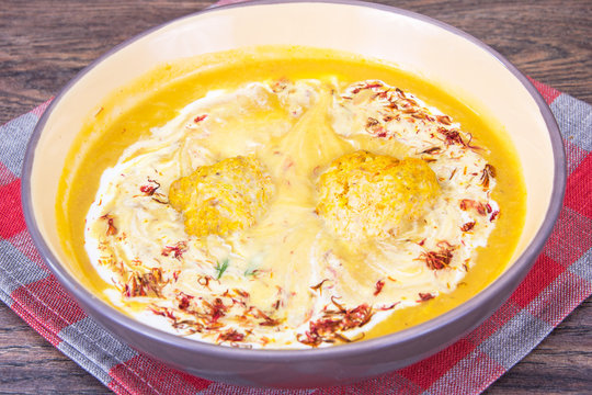 Pumpkin puree with saffron and meatballs