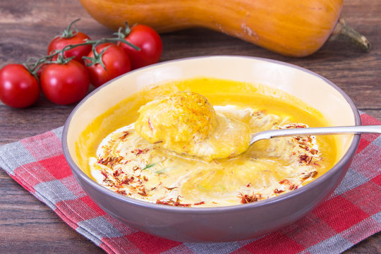 Pumpkin puree with saffron and meatballs