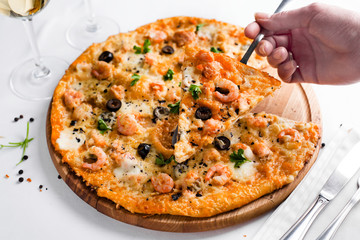 Pizza with shrimps and wine