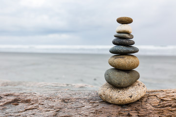 Stein Stapel am Strand Ausgleich hoch