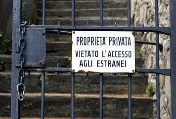 Private property sign in Italian