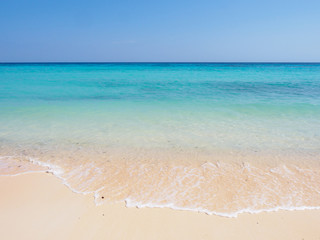 Fototapeta na wymiar White sand beach on Koh Rok island in southern Thailand