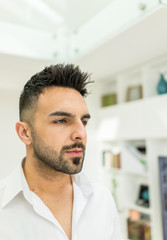 Obraz premium Young confident man at modern home