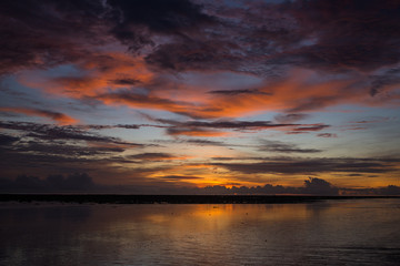 Fototapeta na wymiar Sky and beautiful sunsets on the beach.