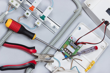 Монтаж электрических устройств,автоматических выключателей,проводов