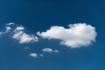Obraz premium White cloud on blue sky