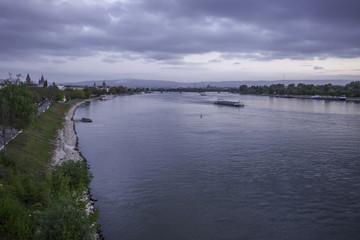 Fototapeta na wymiar Der Rhein bei Mainz an einem bewölkten Morgen