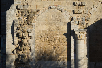 Wall of sandstone with a portal and a column