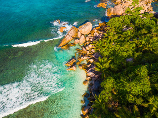 Luftaufnahme: Granitfelsen an der Küste von La Digue, Seychellen