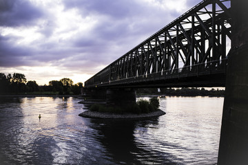 Fototapeta na wymiar Mainzer Südbrücke im Sonnenaufgang