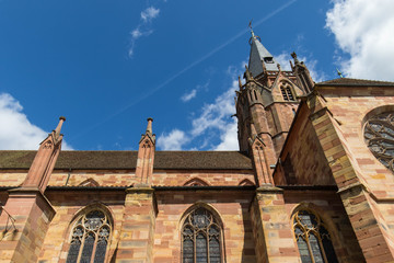 Kirchturm und Kirchenfenster, Elsass