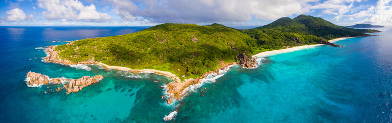 Panorama: Luftaufnahme von La Digue, Seychellen, und seiner Grand Anse - obrazy, fototapety, plakaty