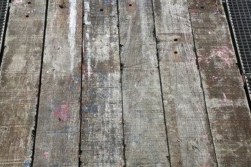 Ein Steg aus Holz mit Gitter 