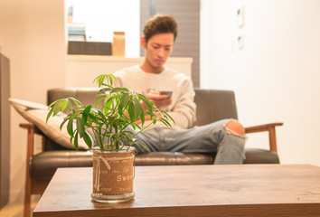 ワンルームに住む男性