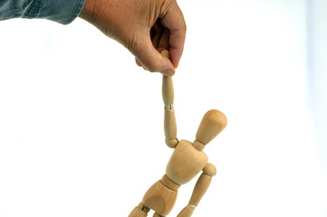 Mannequin en bois soulevé par un bras