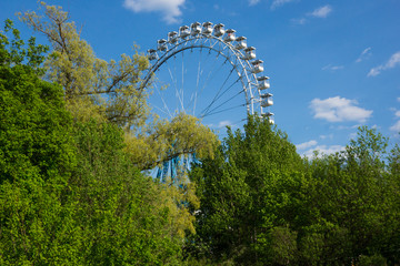 Obraz premium Ferris wheel in the summer morning