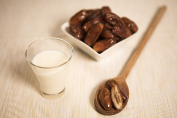 dattes et verre de lait