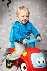 im Kinderzimmer Auto fahren