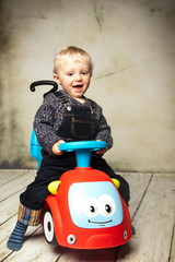 mit dem Spielauto fahren