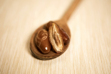 cuillère de bois avec dattes en gros plan  