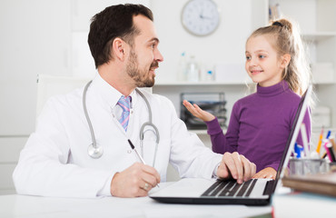 Fototapeta premium Male doctor and little girl