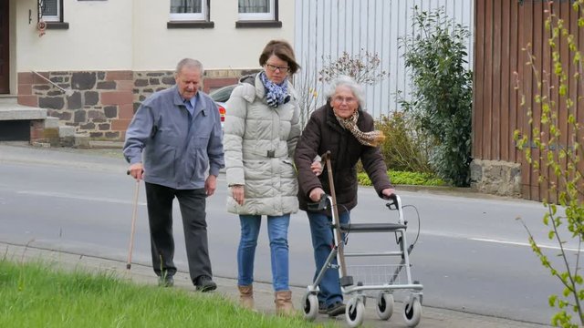 Betreuerin mit Senioren beim Laufen