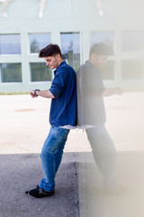 Junger Mann sieht ungeduldig auf die Uhr und wartet