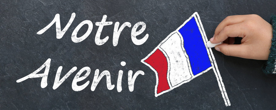 Enfant dessinant le drapeau français sur une ardoise, Notre Avenir