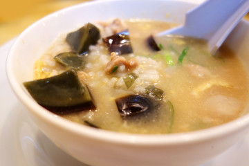 ピータンと赤身肉の粥