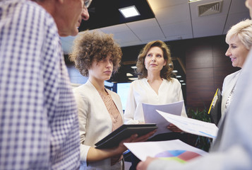 Obraz premium Widok z góry starszych ludzi biznesu w nieformalnym spotkaniu.