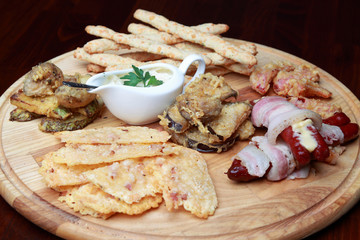 Закуски к пиву на деревянной доске