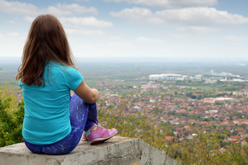 Fototapeta na wymiar little girl looking at the city