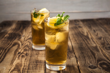 iced teae with lemon and fresh mint