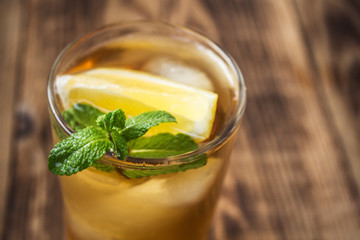 iced teae with lemon and fresh mint