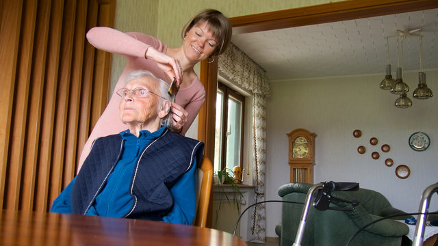 Betreuerin k&auml;mmt Seniorin