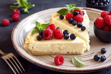 Tuinposter Huisgemaakte cheesecake met verse bessen © mizina