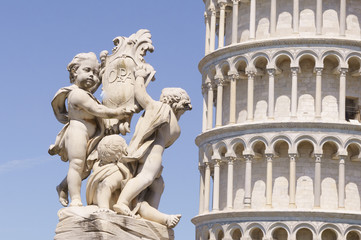 Fototapeta na wymiar estatua niños junto a torre de Pisa