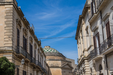 Fototapeta na wymiar Fassaden und Kirchenkuppel in Lecce, in Apulien, Italien