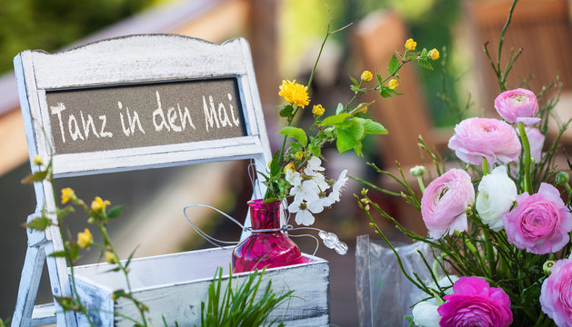 Tanz in den Mai, Tafel mit Dekoration im Fr&uuml;hling