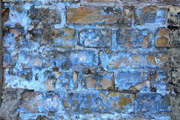 Eine Steinmauer aus Ziegeln farbig angestrichen