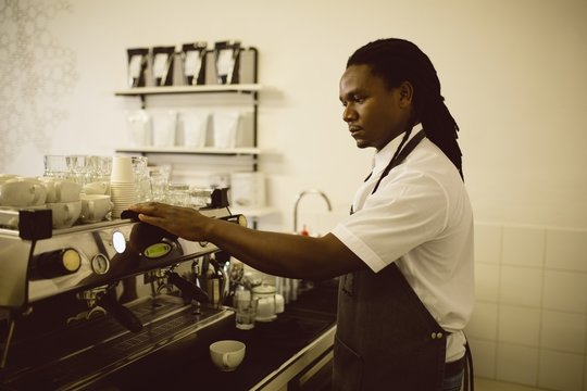 Man preparing coffee in the coffee shop