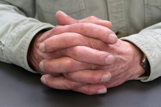 Ruhestand: Hände eines Seniors gefaltet