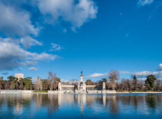 Fototapeta na wymiar The Great Pond on Retiro Park in Madrid, Spain.