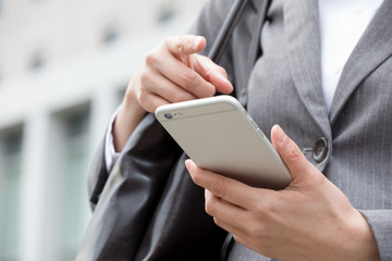 携帯電話を使うビジネスウーマン、メール、インターネット、検索