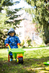 im Herbst durch den Garten laufen