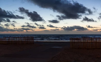 Poster de jardin  Katwijk aan Zee, Walking in the evening omn the beach  © Raymond Thill