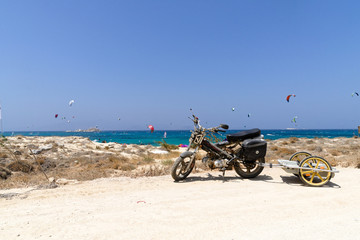 Fototapeta na wymiar Moto sur la plage en grèce